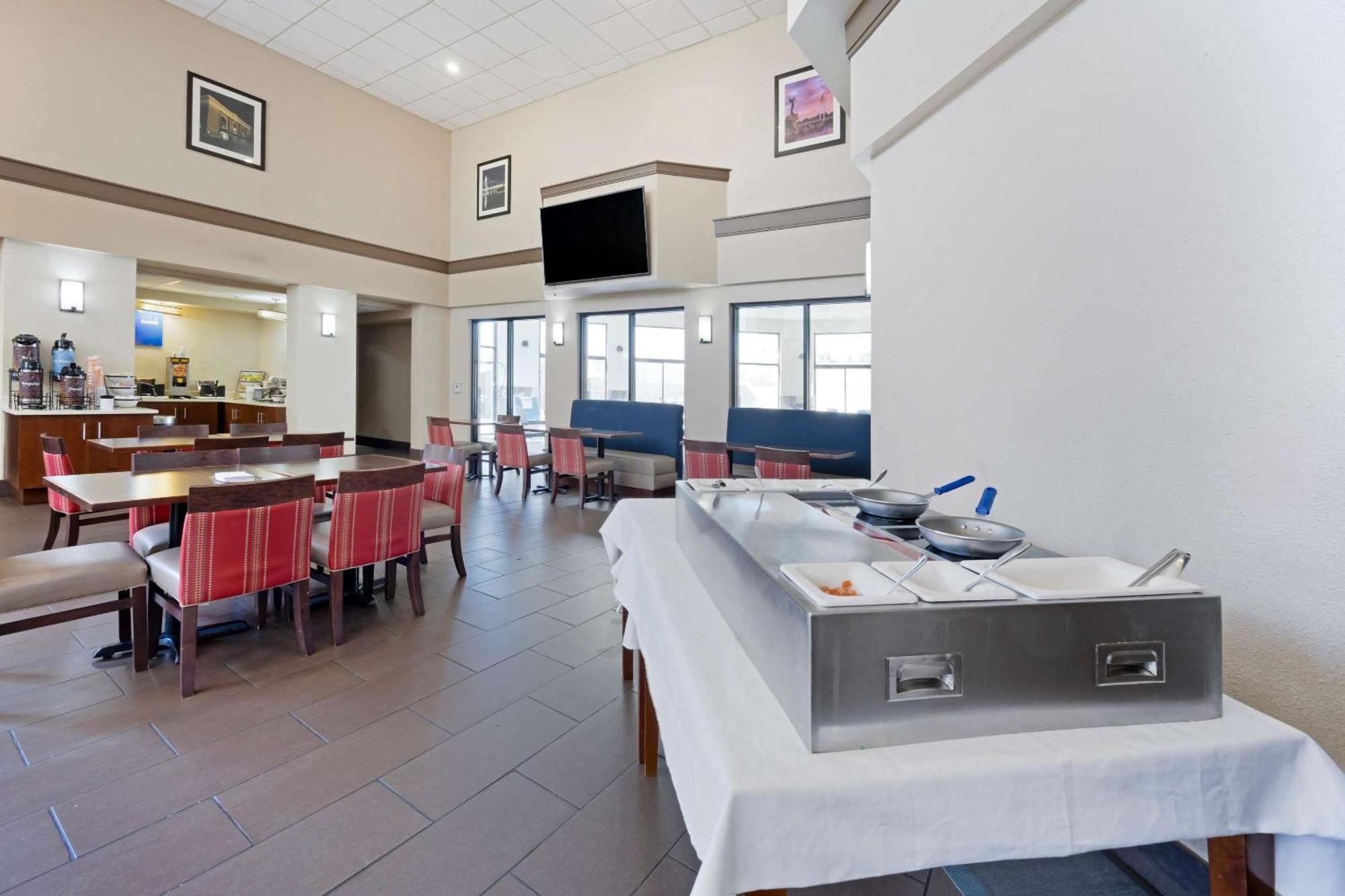 Comfort Inn & Suites Уичита Екстериор снимка