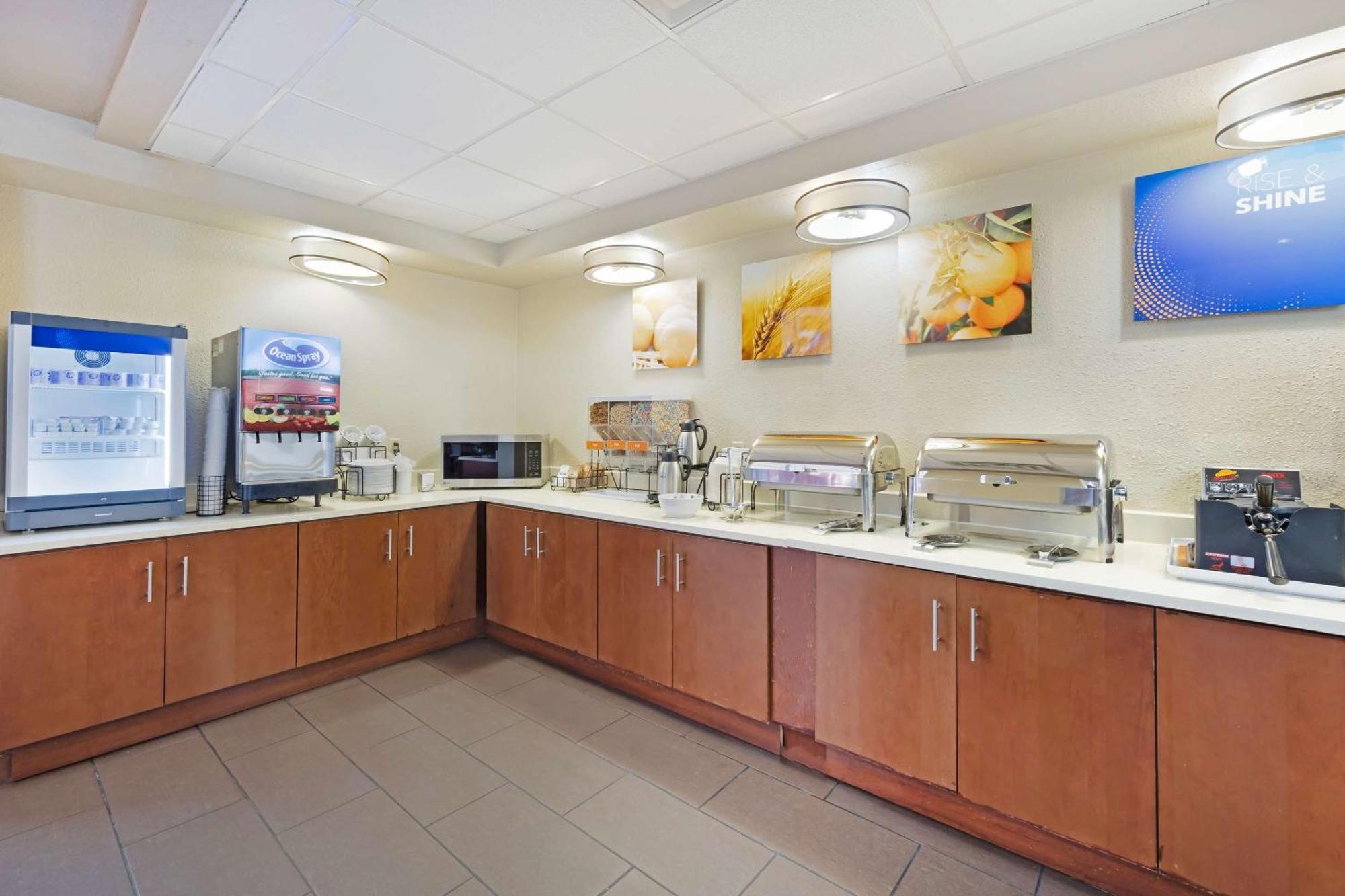 Comfort Inn & Suites Уичита Екстериор снимка
