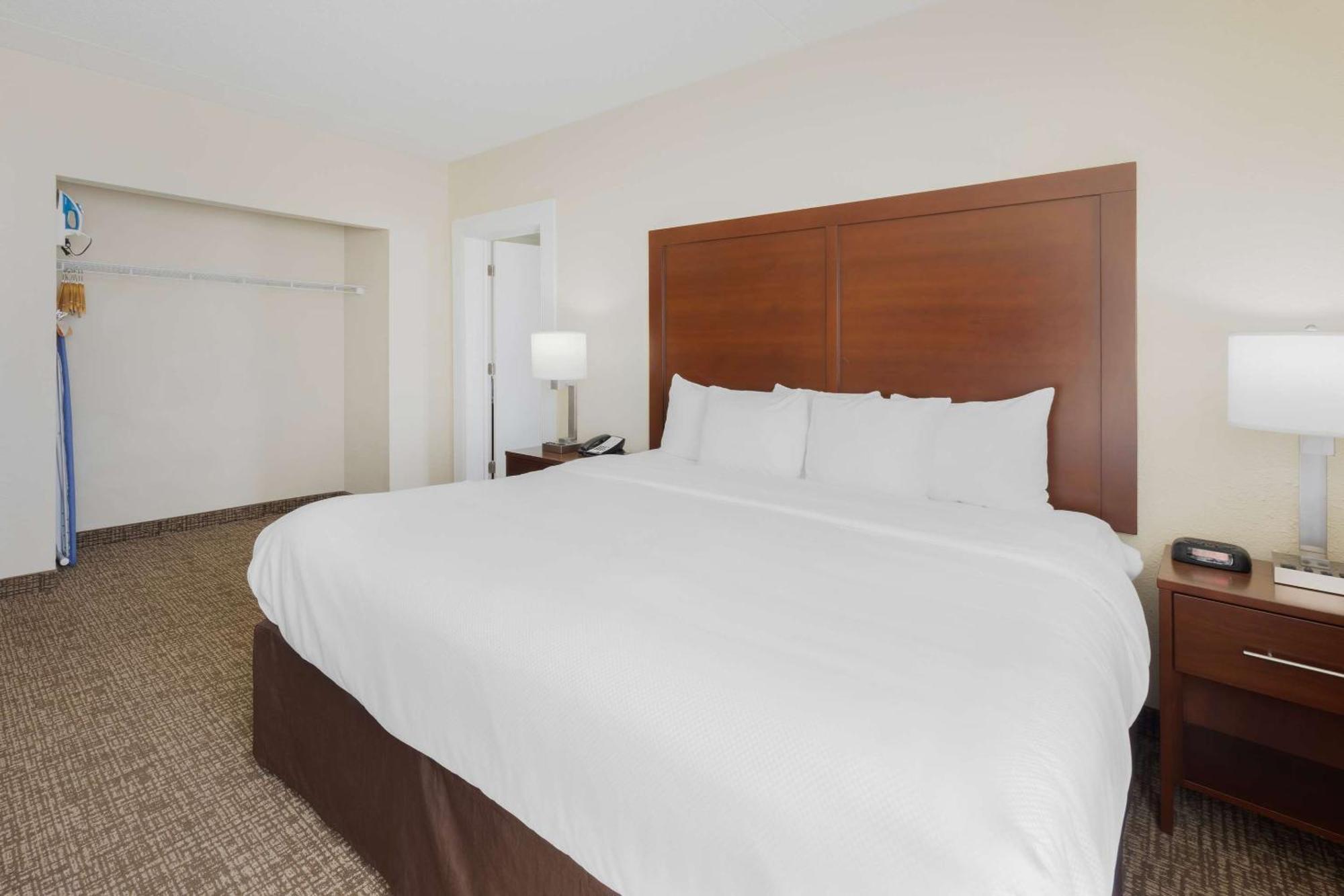 Comfort Inn & Suites Уичита Екстериор снимка