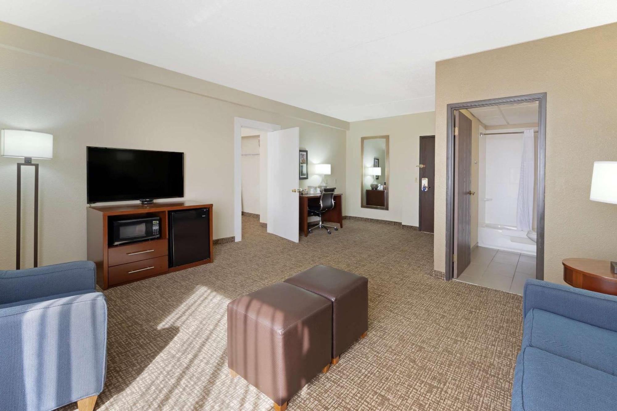Comfort Inn & Suites Уичита Екстериор снимка