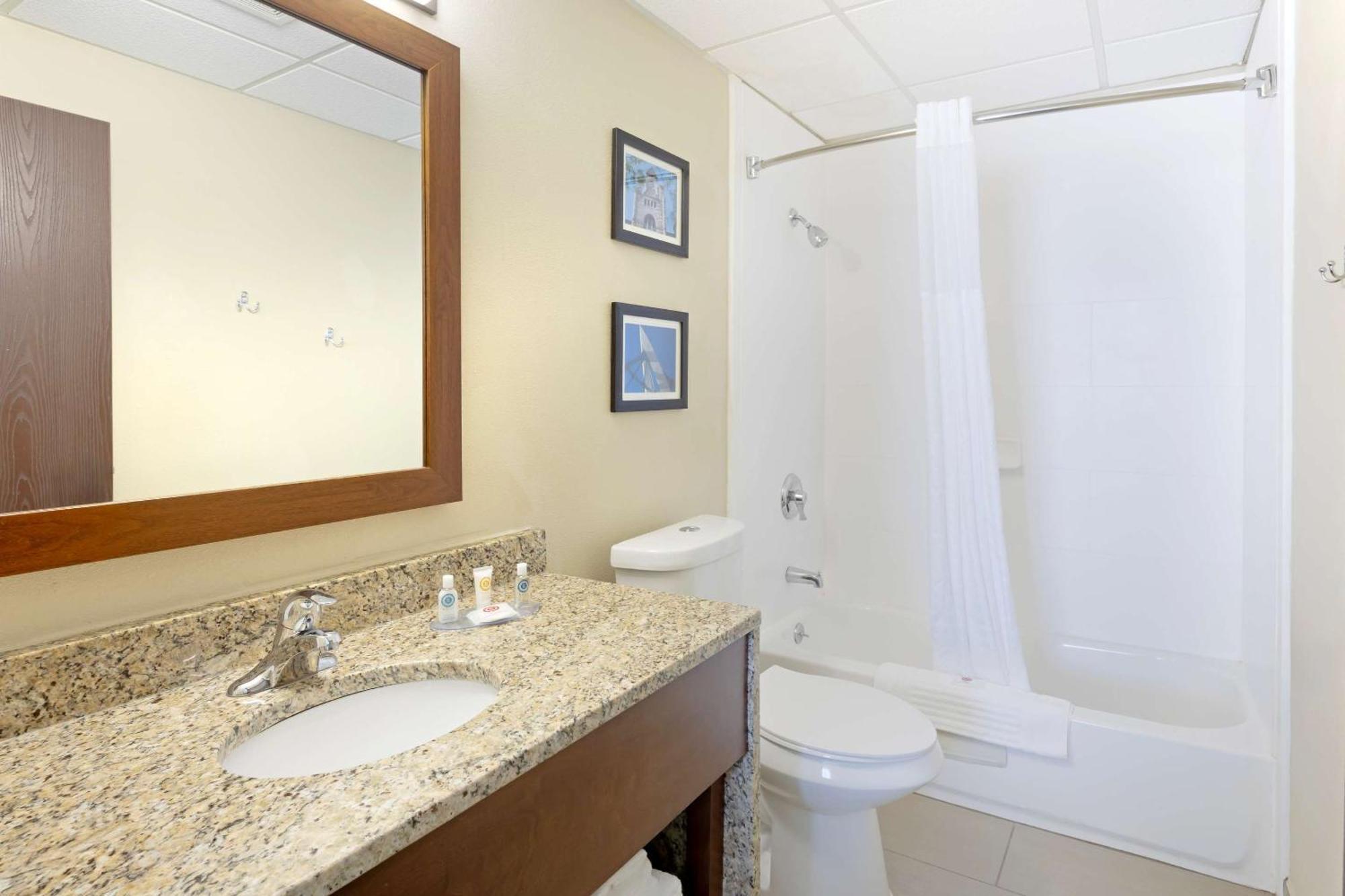 Comfort Inn & Suites Уичита Екстериор снимка
