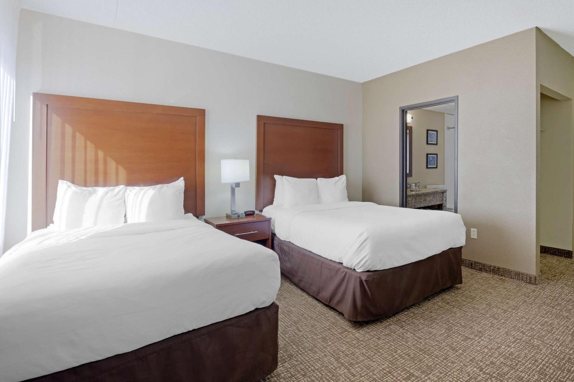 Comfort Inn & Suites Уичита Екстериор снимка