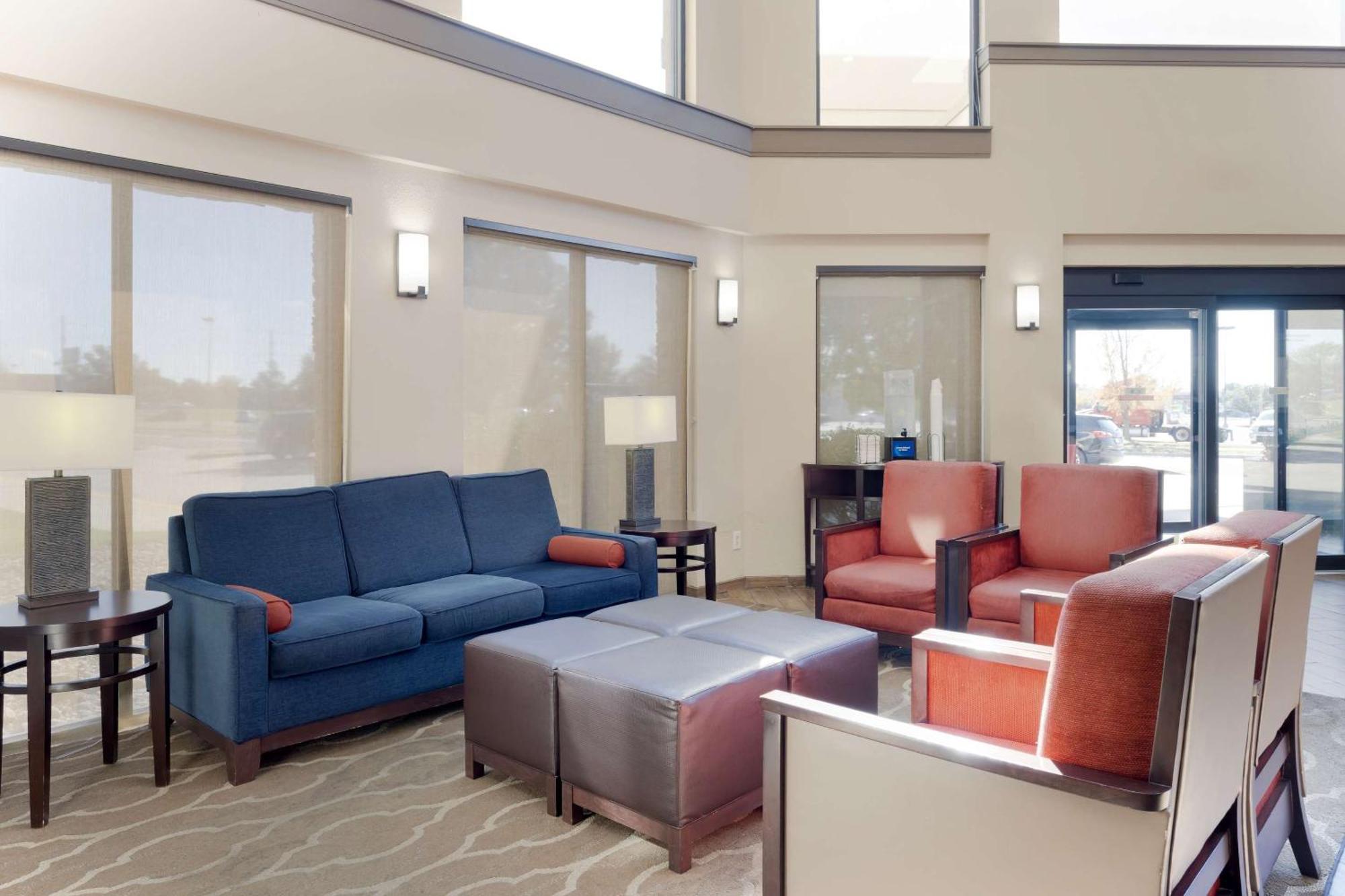 Comfort Inn & Suites Уичита Екстериор снимка