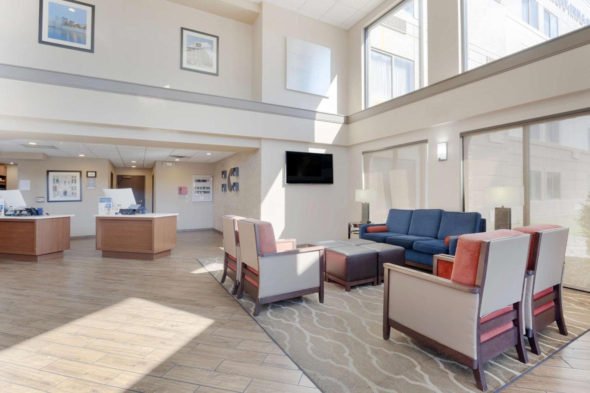 Comfort Inn & Suites Уичита Екстериор снимка