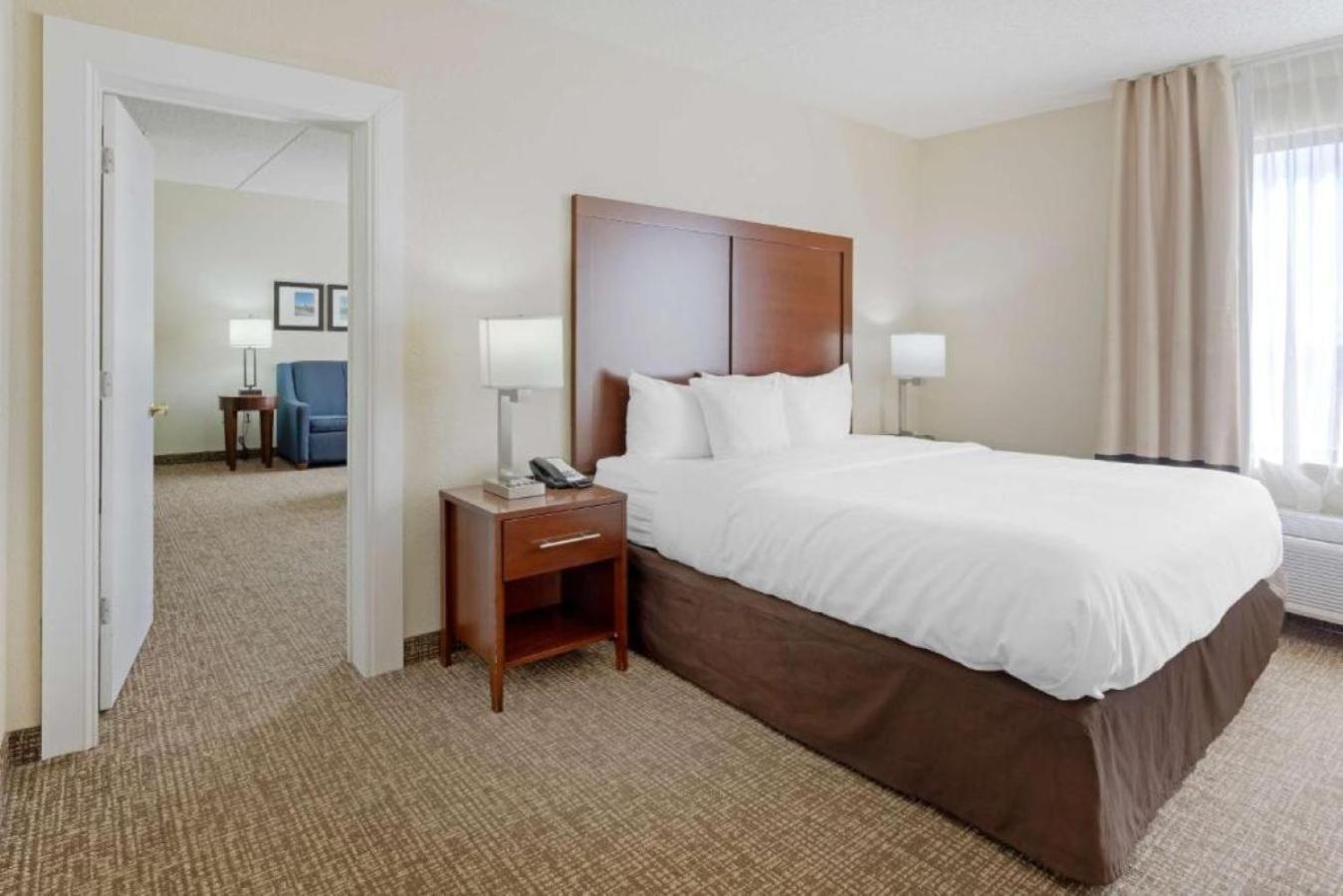 Comfort Inn & Suites Уичита Екстериор снимка